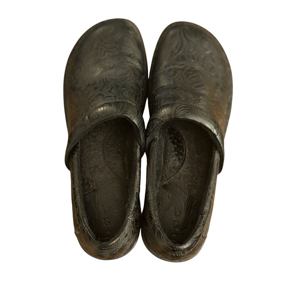 B.O.C. Born Concept Black Tooled Floral Leather Clogs | Women’s Size 8.5 Wide